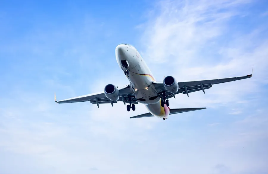 Avión de carga en aproximación